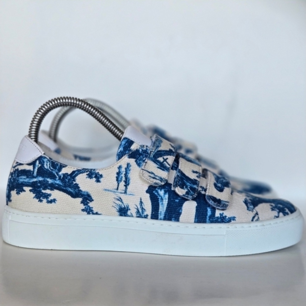 Le Lis Blue and White Women's Sneakers
